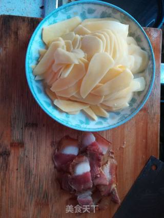 鲊广椒炒土豆的做法步骤：2