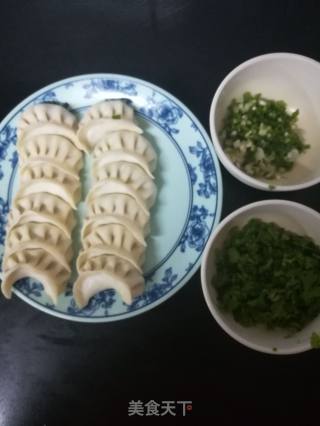 酸辣汤水饺的做法步骤：1