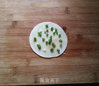 千层葱油饼（饺子皮版）的做法步骤：5