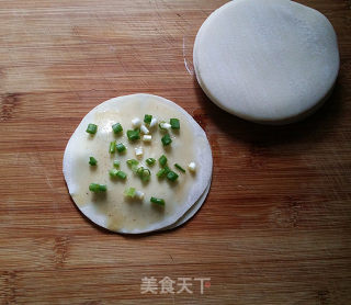 千层葱油饼（饺子皮版）的做法步骤：7