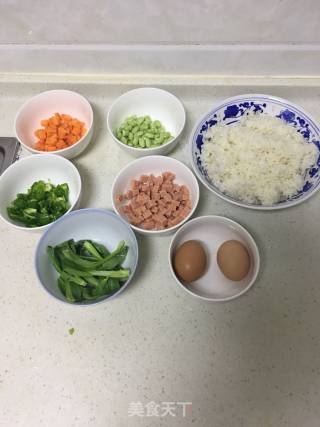 炒饭的做法步骤：1