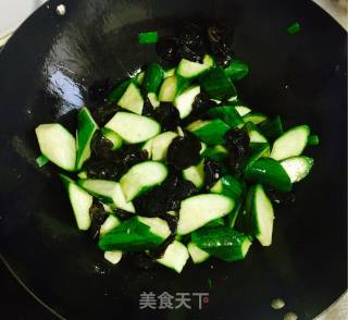 丝瓜炒木耳的做法步骤：4