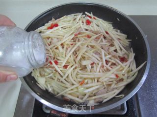 剁椒茭白炒肉丝的做法步骤：7