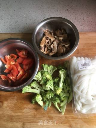 菜花猪肚炒河粉的做法步骤：1