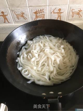 菜花猪肚炒河粉的做法步骤：2