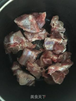 冬瓜排骨汤的做法步骤：1
