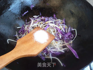 紫甘蓝炒银芽的做法步骤：8