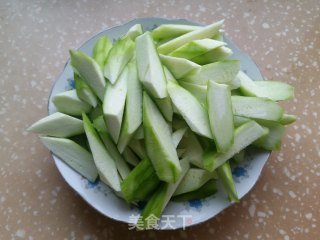 番茄炒丝瓜的做法步骤：1