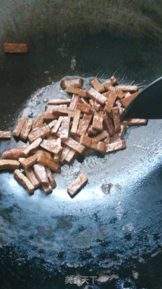 辣椒炒茶干的做法步骤：2