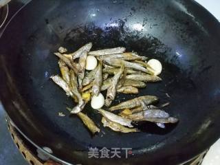 溪鱼烧南瓜的做法步骤：4