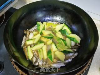 溪鱼烧南瓜的做法步骤：6