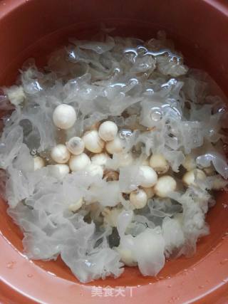 莲子银耳汤的做法步骤：9