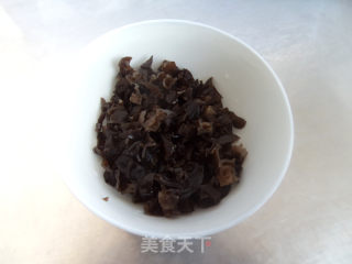 黑木耳炸酱面的做法步骤：2