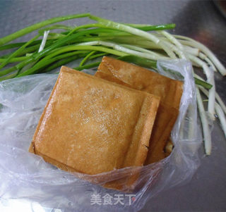 香葱煸豆干的做法步骤：1
