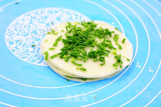 饺子皮葱油饼的做法步骤：2