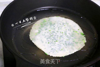 饺子皮葱油饼的做法步骤：5