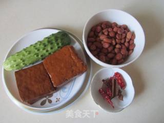 黄瓜花生干丁的做法步骤：2