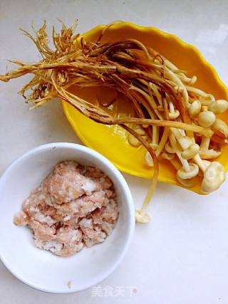 金针菇肉圆汤的做法步骤：1