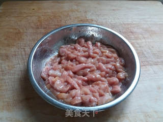 酸菜鸡蛋肉丝面的做法步骤：1