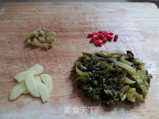 酸菜鸡蛋肉丝面的做法步骤：2
