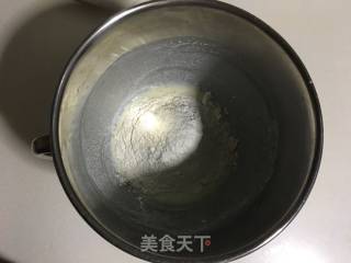 金枪鱼口袋披萨的做法步骤：1
