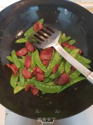 腊肠炒荷兰豆的做法步骤：4