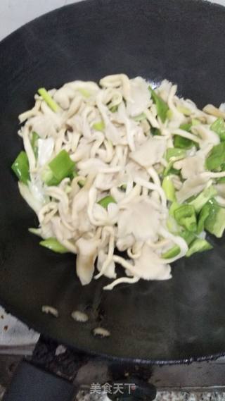 青椒炒平菇的做法步骤：5