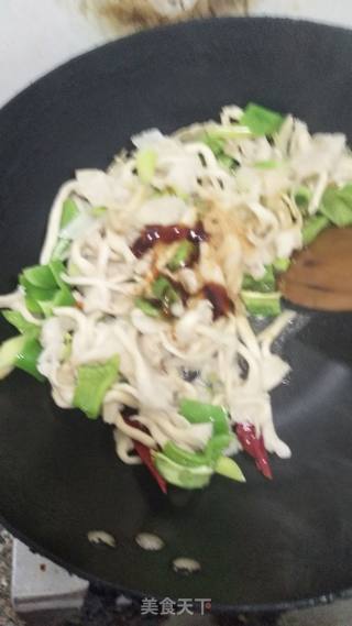 青椒炒平菇的做法步骤：6
