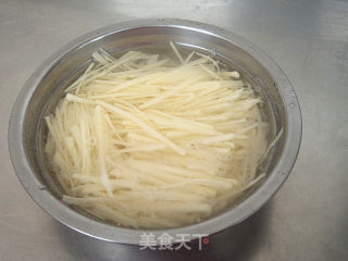 土豆丝拌火腿的做法步骤：3