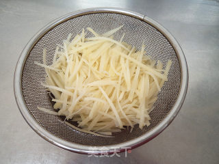 土豆丝拌火腿的做法步骤：5