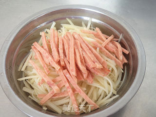 土豆丝拌火腿的做法步骤：9