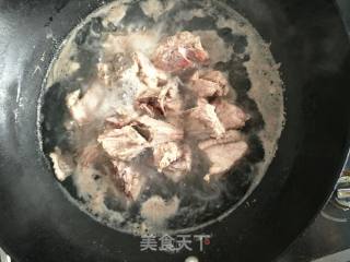 莲藕杏鲍菇猪骨汤的做法步骤：1
