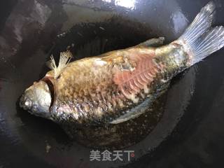 红烧鲫鱼的做法步骤：2