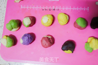 让你一次吃到四种口味的奶黄馅桃山月饼的做法步骤：7