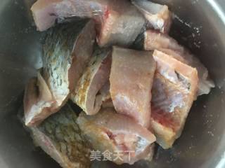 孜然炸鱼块的做法步骤：3