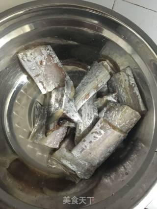 红烧带鱼的做法步骤：1