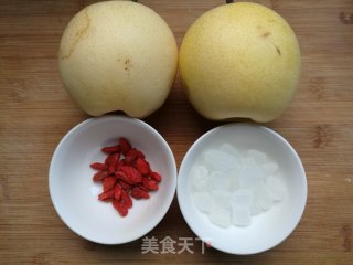 冰糖雪梨盅的做法步骤：1