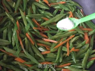 胡萝卜炒刀豆的做法步骤：7