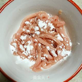 鱼香鸡丝的做法步骤：1