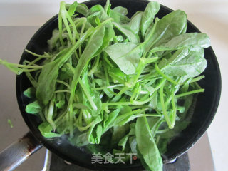 炝炒萝卜缨的做法步骤：3