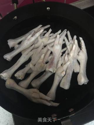 东北卤鸡爪的做法步骤：1