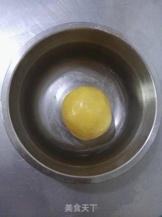 红豆馅广式月饼的做法步骤：6