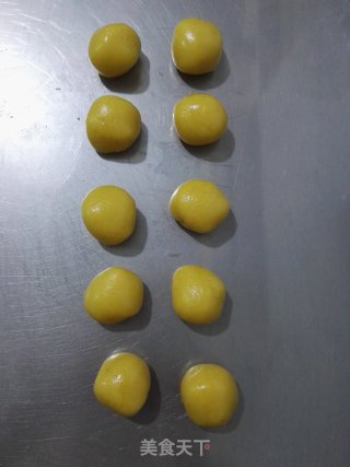 红豆馅广式月饼的做法步骤：8