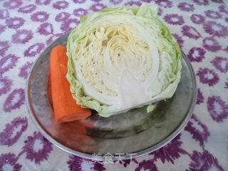 圆白菜炒胡萝卜的做法步骤：1