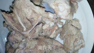 家常拆骨肉的做法步骤：1