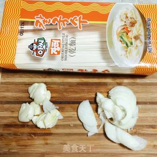 香菇酱甘蓝炒面的做法步骤：2