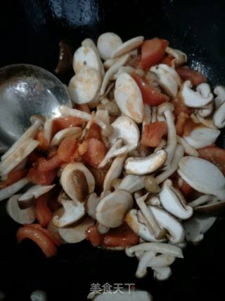 西红柿菌菇肉圆汤的做法步骤：6