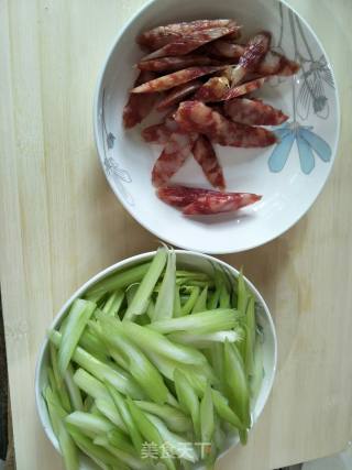 西芹炒腊肠的做法步骤：1