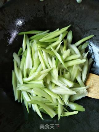 西芹炒腊肠的做法步骤：4