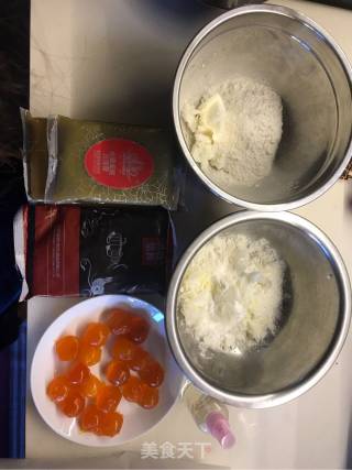正宗好吃蛋黄酥的做法步骤：1